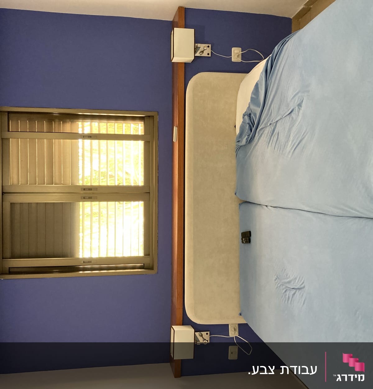 קיר צבוע בכחול עם חלון